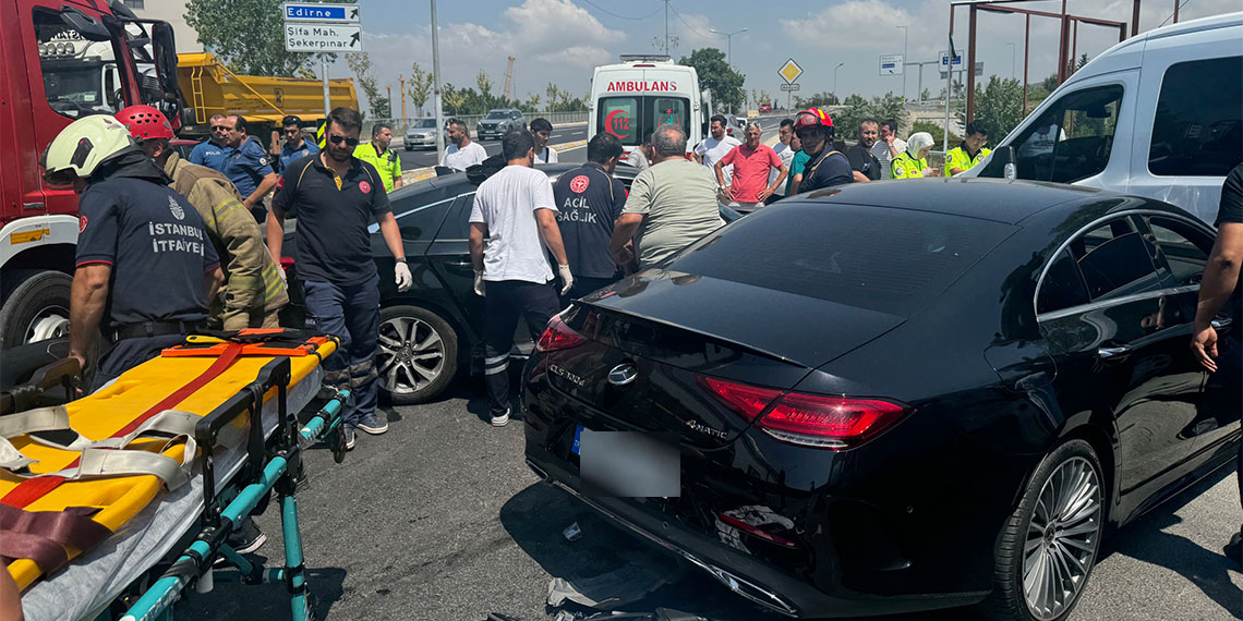 Tuzla'da kavşağa giren otomobil kaza yaptı; 3 yaralı
