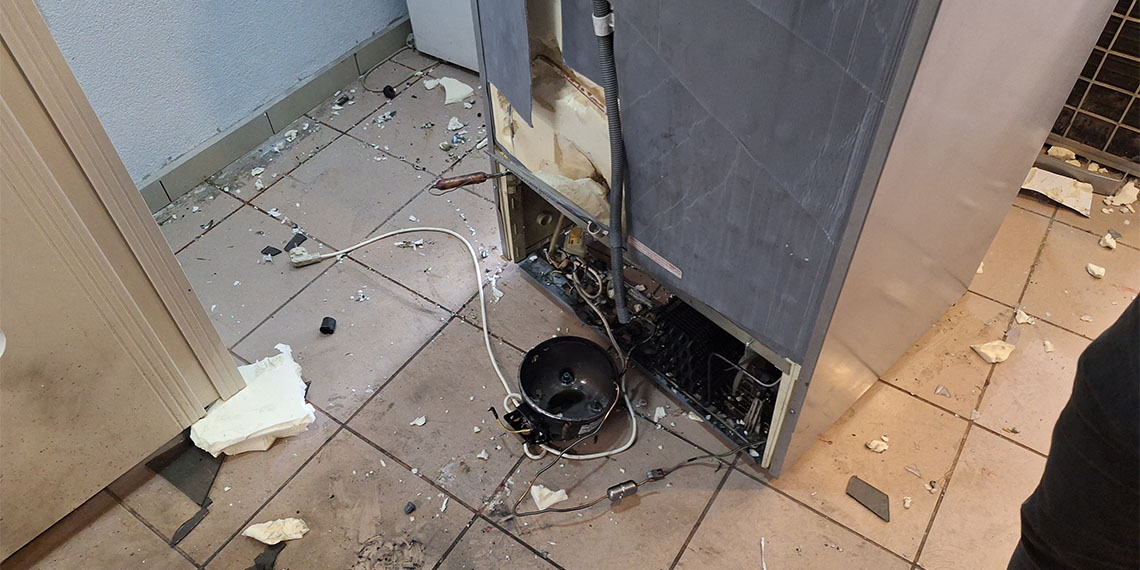 İzmit’te buzdolabı motoru patladı; 2 yaralı