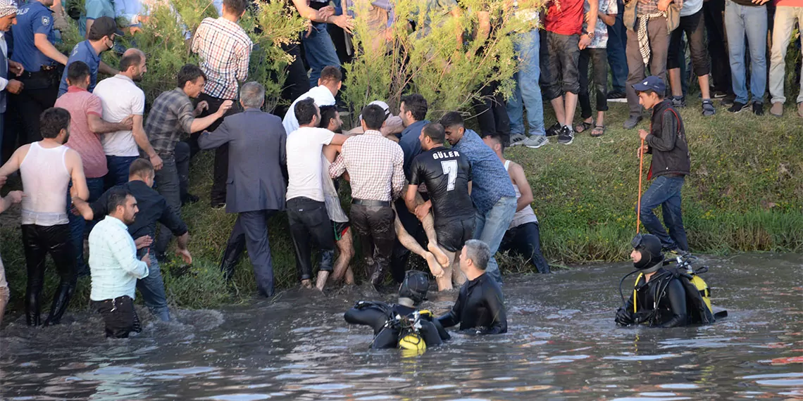 Diyarbakır, batman, mardin ve siirt'te 10 kişi serinlemek için girdikleri göl, baraj ve nehirlerde boğuldu. Uzmanı tek başınıza yüzmeyin uyarısında bulundu.