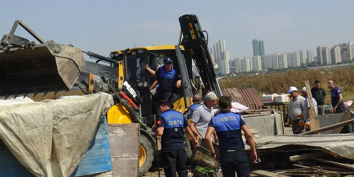 Avcılar'daki kaçak baraka ve ahırlar iş makinalarıyla zabıta gözetiminde yıkıldı. Yıkım sırasında zabıta ekipleriyle baraka sahipleri arasında zaman zaman gerginlik yaşandı.