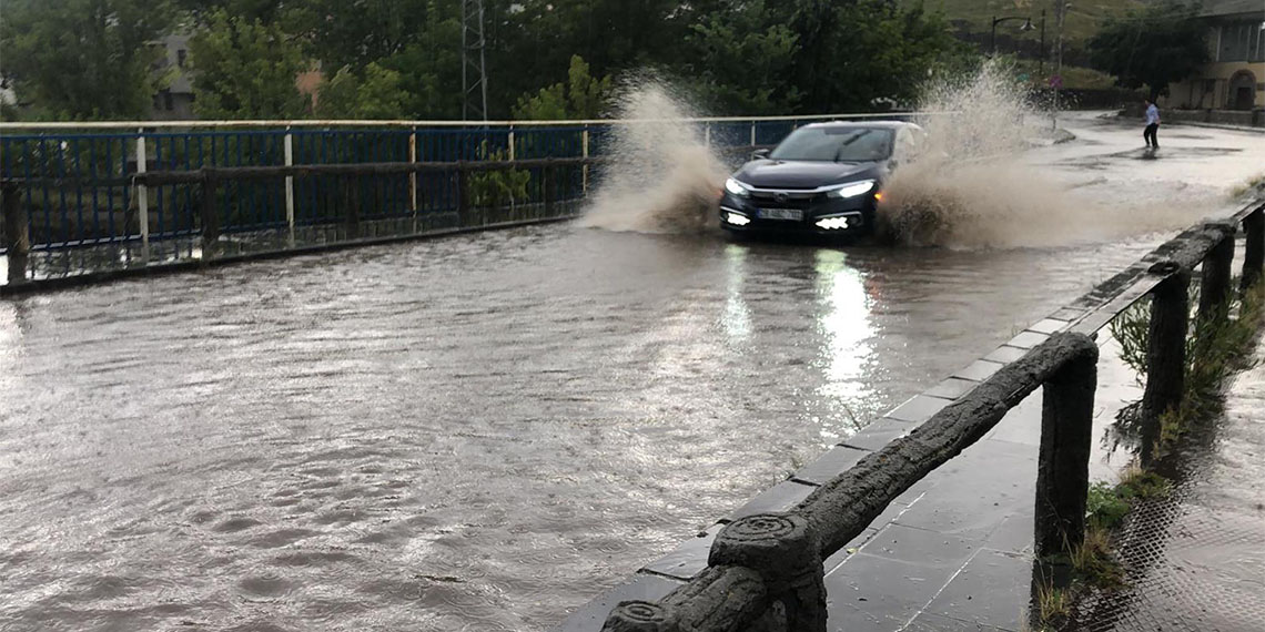 Kars'ta fırtına ve sağanak