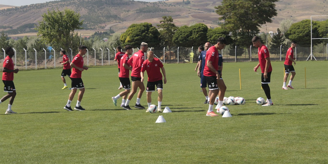 Sivasspor Teknik Direktörü Bülent Uygun, "Biz hiçbir futbolcuya değerinden fazla vermek tarafında değiliz. Malum menajerler de aynı futbolcuyu çeşitli fiyatlarla sunuyor” dedi.