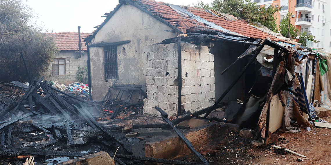 Antalya'da gecekondu yangını; Ev küle döndü