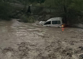 Ticari araç Tortum Çayı'na sürüklendi; Anne öldü, çocuğu kayboldu
