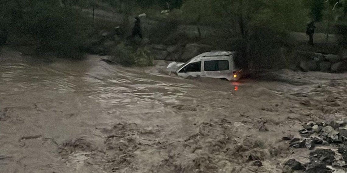 Ticari araç Tortum Çayı'na sürüklendi; Anne öldü, çocuğu kayboldu