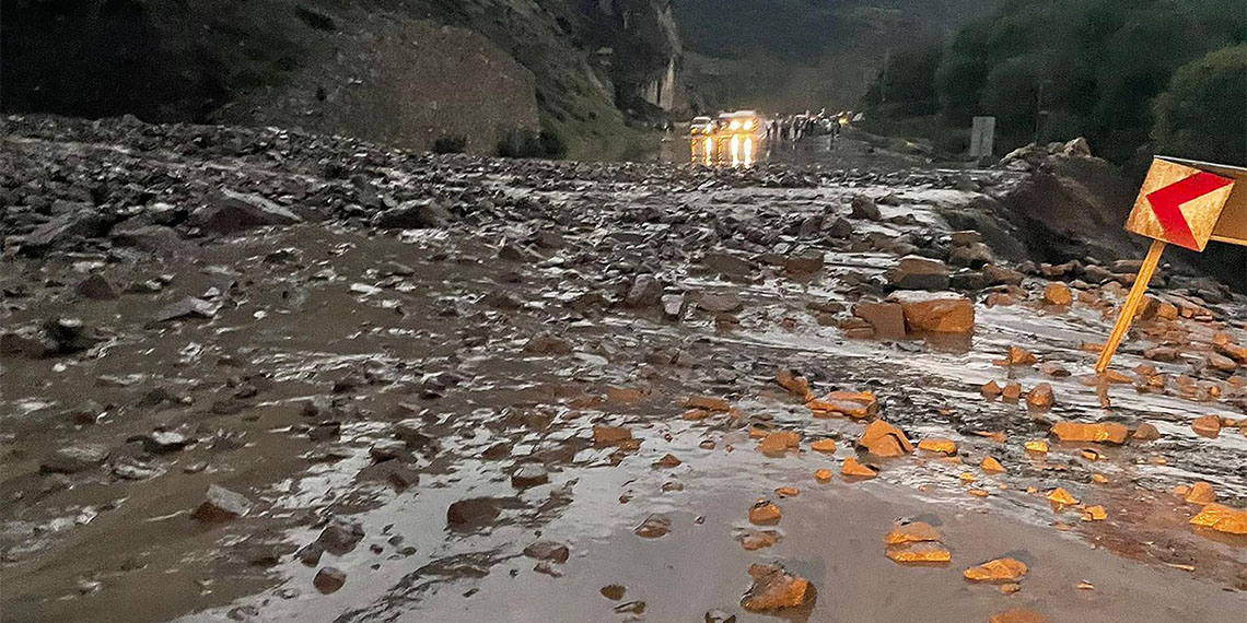 Erzurum'da sağanak nedeniyle meydana gelen heyelanda ticari araç Tortum Çayı'na sürüklendi; 3 kişi kurtuldu, anne öldü, çocuğu kayboldu.