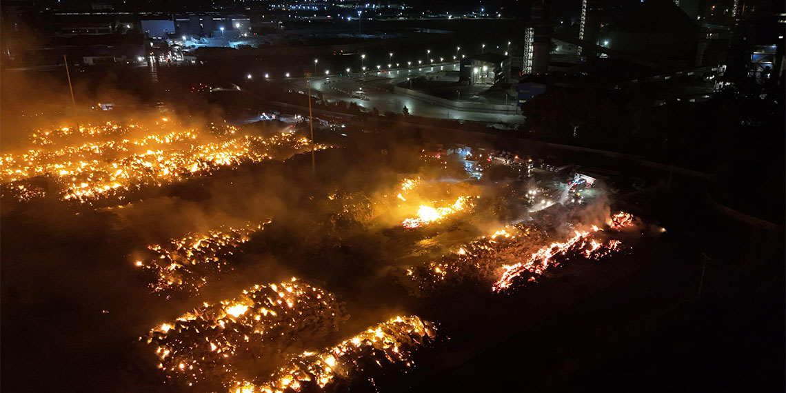 Kağıt fabrikasında çıkan yangın devam ediyor