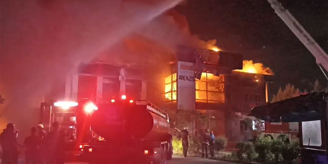 Sakarya'da kozmetik fabrikasında yangın