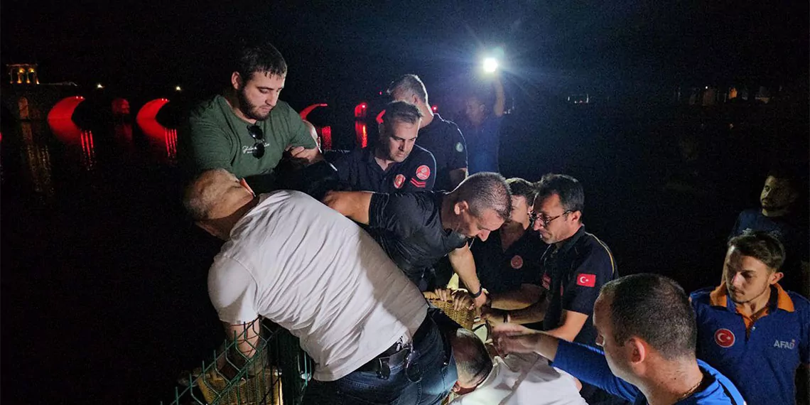 Meriç nehri'nde tekneleri alabora olan 5 arkadaş ekipler tarafından kurtarıldı.