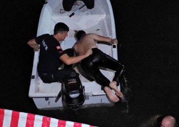 Meriç Nehri'nde tekneleri alabora olan 5 arkadaş