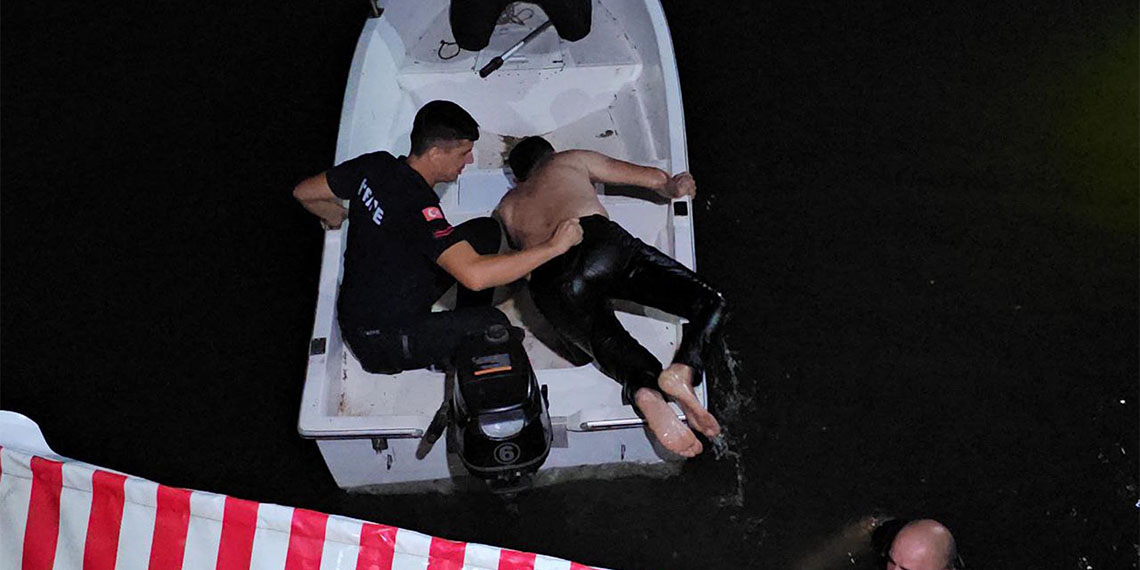 Meriç Nehri'nde tekneleri alabora olan 5 arkadaş