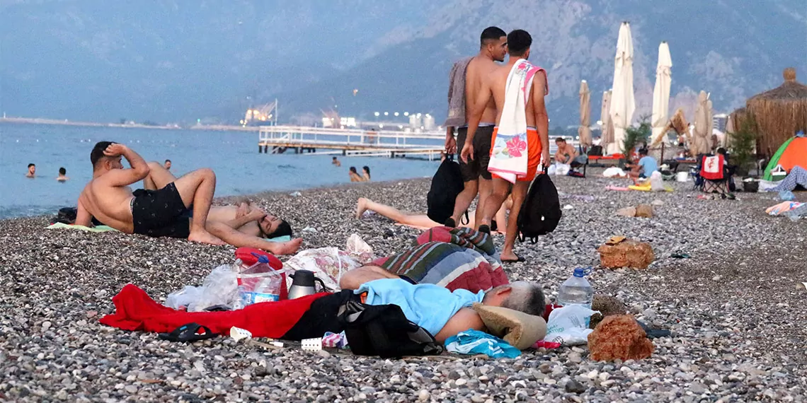 Antalya'da sıcak havadan bunalıp, konyaaltı sahili'nde sabahlayanlar, gün doğumunda denizin tadını çıkardı.