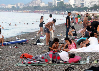 Konyaaltı Sahili'nde sabahlayanlar denizin tadını çıkardı