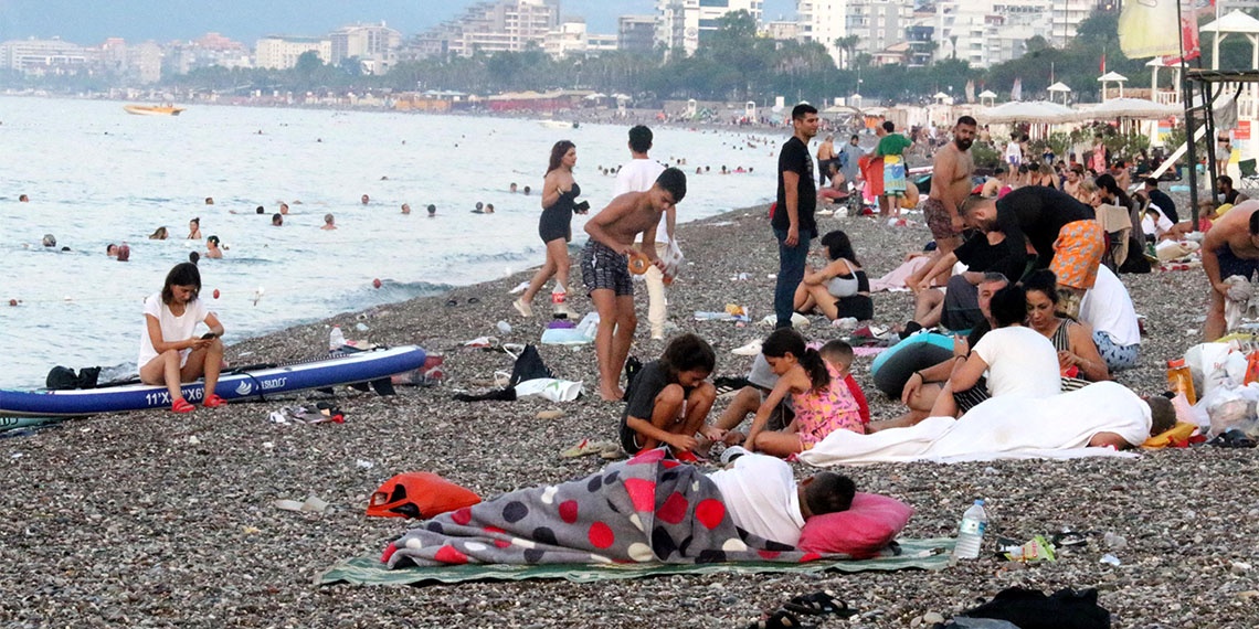 Konyaaltı Sahili'nde sabahlayanlar denizin tadını çıkardı
