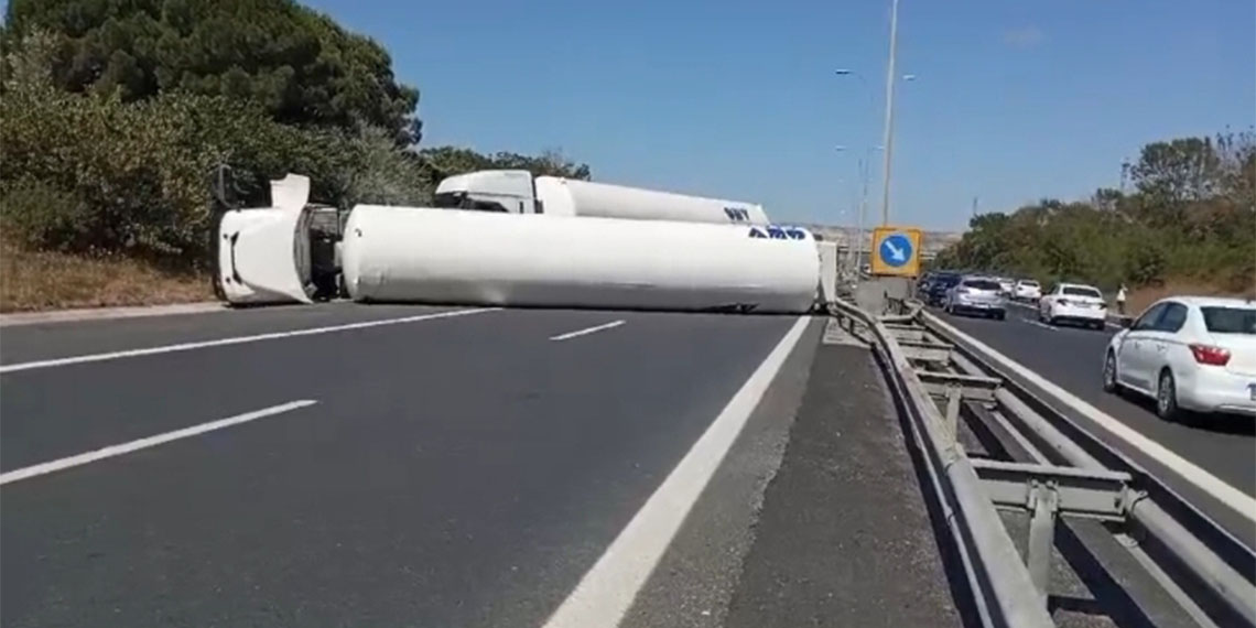TEM Otoyolu'nda yakıt tankeri devrildi