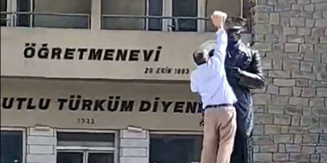 Elazığ'da Atatürk heykeline taşlı saldırı