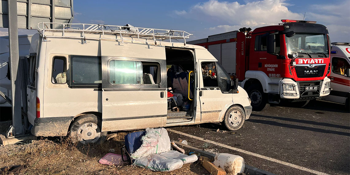 Ankara'da tarım işçilerini taşıyan otobüs ile minibüsün çarpıştı