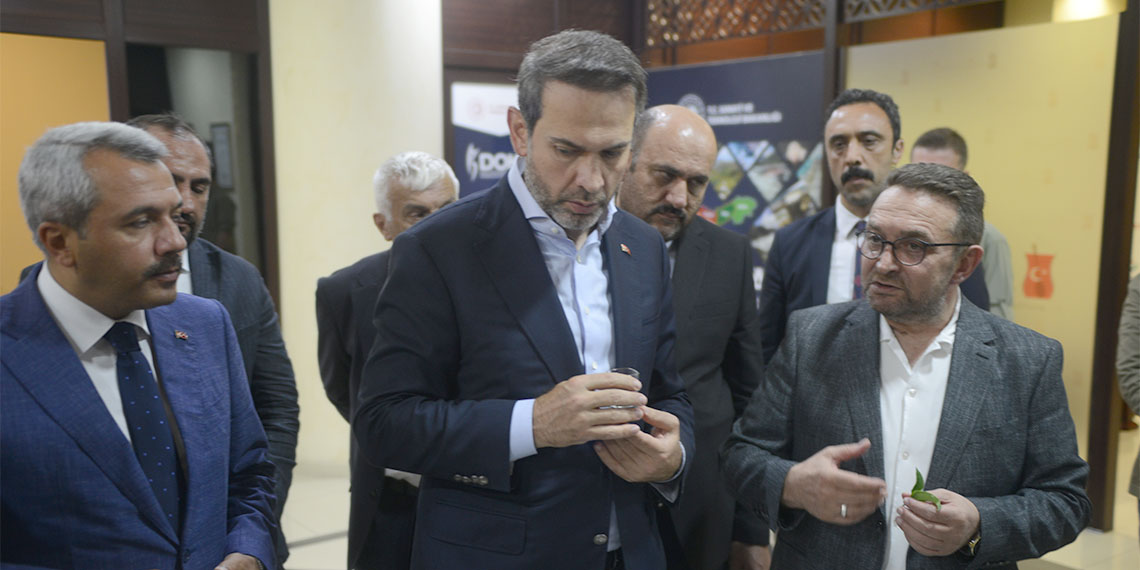 Enerji ve Tabii Kaynaklar Bakanı Alparslan Bayraktar, "Karadeniz'de keşiflere ihtiyacımız var. Bu anlamda Rize açıklarında arama programımız da var. Petrol rafinesi olduğunu düşündüğümüz alanda sondaja başlamayı hedefliyoruz" dedi.