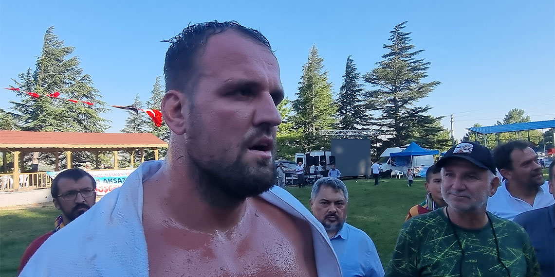 Kütahya'nın Domaniç ilçesinde bu yıl 663'üncüsü düzenlenen Domaniç Yağlı Pehlivan Güreşleri'nde, finalde Cengizhan Şimşek’i yenen Hüseyin Gümüşalan başpehlivanlığı kazandı.