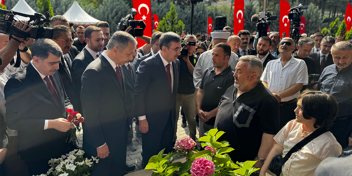 Darbe girişiminde şehit olanlar, Karşıyaka Mezarlığı'nda 15 Temmuz Şehitliği'nde anıldı.