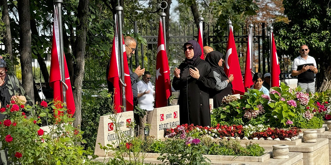 Karşıyaka Mezarlığı'nda 15 Temmuz şehitleri anıldı