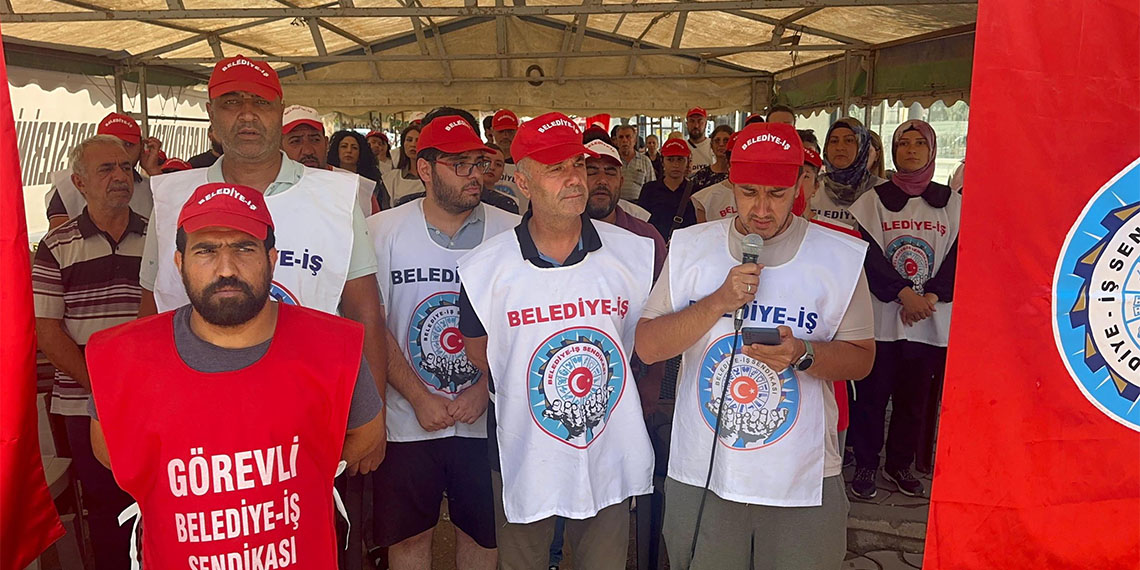 İşten çıkarılan 204 belediye işçisi 15 Temmuz şehitlerini andı