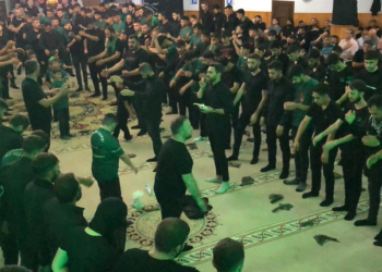 Yüzlerce kişi sinelerine vurarak gözyaşı döktü