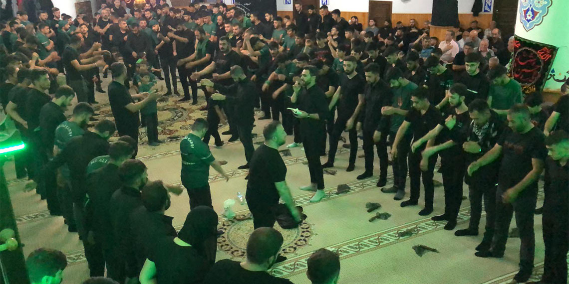 Yüzlerce kişi sinelerine vurarak gözyaşı döktü