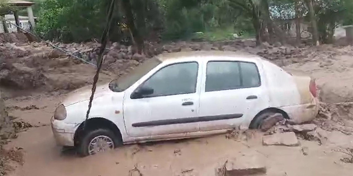 Selde otomobil ve traktörler sürüklendi; 16 ev ve ahır kullanılamaz hale geldi