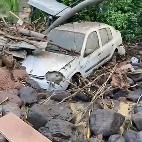 Selde otomobil ve traktörler sürüklendi; 16 ev ve ahır kullanılamaz hale geldi