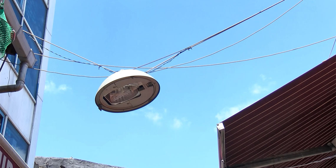 İstanbul'da sarkan elektrik kabloları tepki çekti