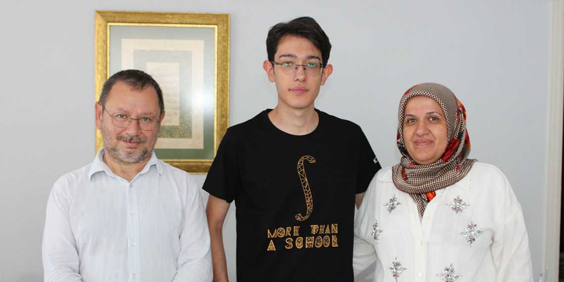 Yükseköğretim Kurumları Sınavı (YKS) sonuçlarının açıklanmasının ardından birinciler arasında yer alan YKS birincisi Yasin Arda Taşdemir, "Hedefim ilk bine girmekti, birincilik sürpriz oldu. Çok mutluyum" dedi.