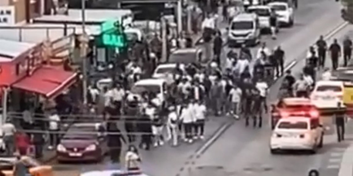 Ankara'da başından tabancayla vurulan Ulaş Birliker (21) tedavi gördüğü hastanede hayatını kaybetti. Ulaş Birliker'in vefat haberini alan yakınları oturdukları mahallede taşkınlık çıkardı.