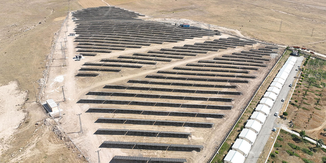 Ulaştırma ve Altyapı Bakanı Abdulkadir Uraloğlu, enerji tüketiminden tasarruf edilmesi amacıyla Karayolları Genel Müdürlüğü bünyesinde kurdukları güneş enerji santralleri çalışmalarına aralıksız devam ettiklerini açıkladı.