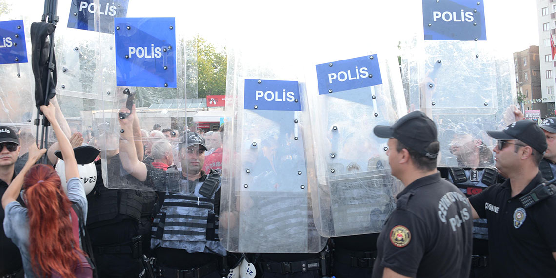 Diyarbakır’da DEM Partililerin TSK ile ilgili sözlerine emniyet amirinden müdahale. Çembere alınarak açıklamalarına izin verilmeyen grup alandan ayrıldı.