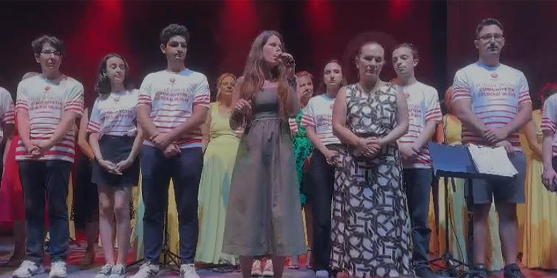 İzmir'de Atatürk posteri ve Türk bayrağı krizi