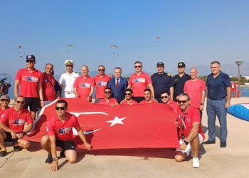 Devlet Eski Bakanı Kürşad Tüzmen KKTC'ye yüzüyor