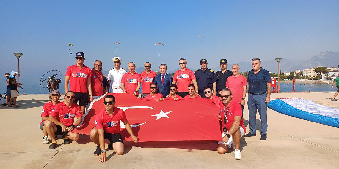 Devlet Eski Bakanı Kürşad Tüzmen KKTC'ye yüzüyor