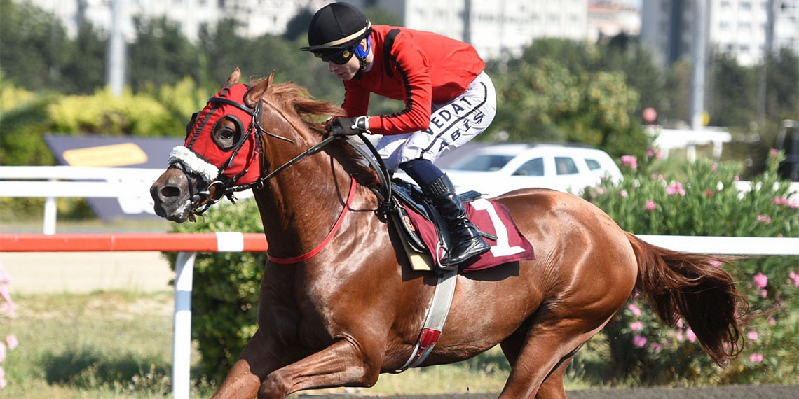 Pertevniyal Lisesi yarışını Toygar Akdikmen'in atı kazandı