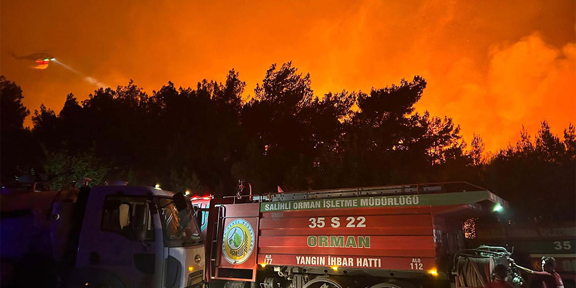 Gaziemir'e sıçrayan yangın 20 saat sonra kontrol altına alındı