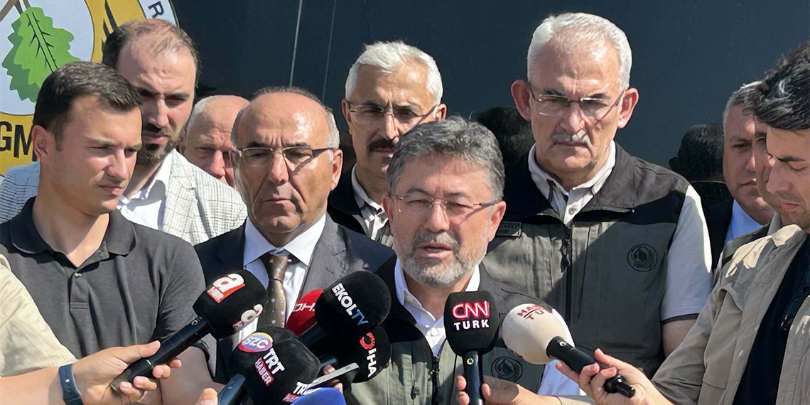 İzmir'in Buca ilçesinde başlayıp Gaziemir'e sıçrayan yangın, 20 saat sonra bugün saat 09.30 sıralarında kontrol altına alındı.