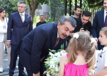 Bakan Tekin, yaz okulu sınıflarını ziyaret etti