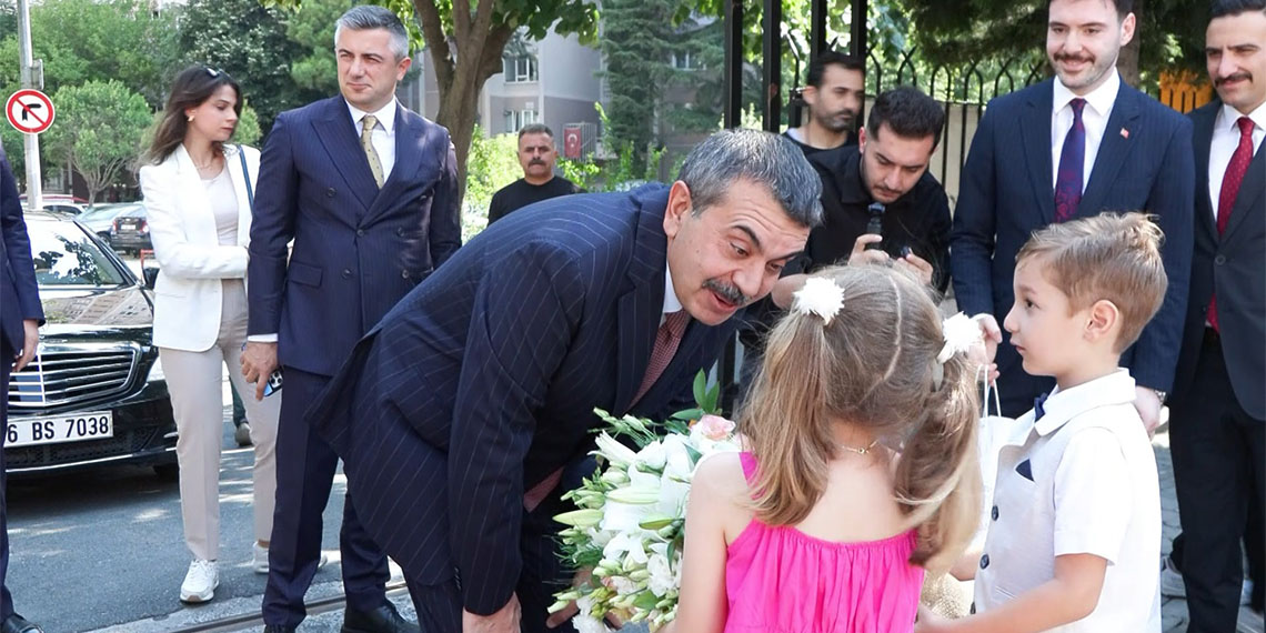 Bakan Tekin, yaz okulu sınıflarını ziyaret etti