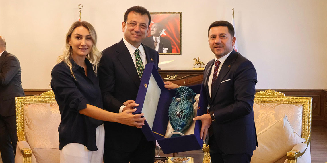 İstanbul Büyükşehir Belediye (İBB) Başkanı Ekrem İmamoğlu, "Tiran Belediye Başkanı arkadaşım Erion bugün burada. Biliyorsunuz ki, Arnavutluk ve Tiran, Bektaşi geleneğinin çok önemli bir merkezidir. Orada da Balkan şehirlerinin yerel dinamiklerinin güçlü olması konusunda mücadelemizi sürdürüyoruz. Dolayısıyla mesele dünya çapında bir meseledir" dedi.