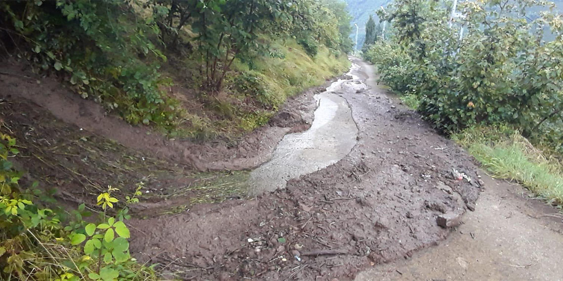 Trabzon'da sağanak yolları göle çevirdi