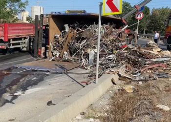 Avcılar'da şoförün direksiyon hakimiyetini kaybettiği kamyon devrildi