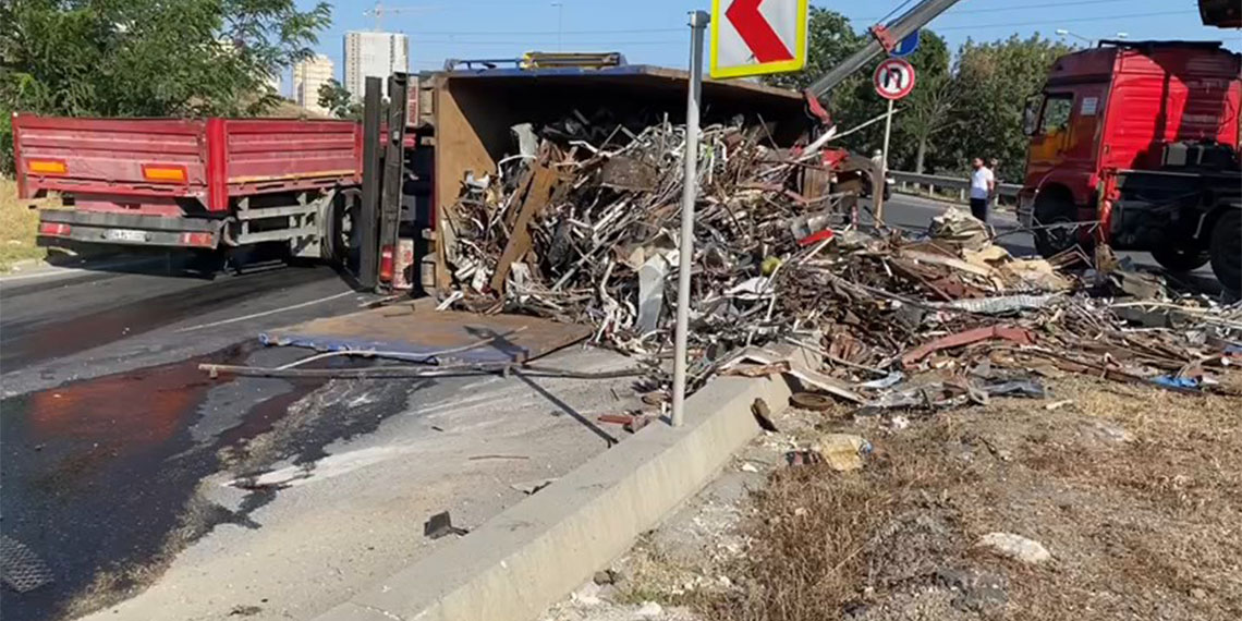 Avcılar'da şoförün direksiyon hakimiyetini kaybettiği kamyon devrildi