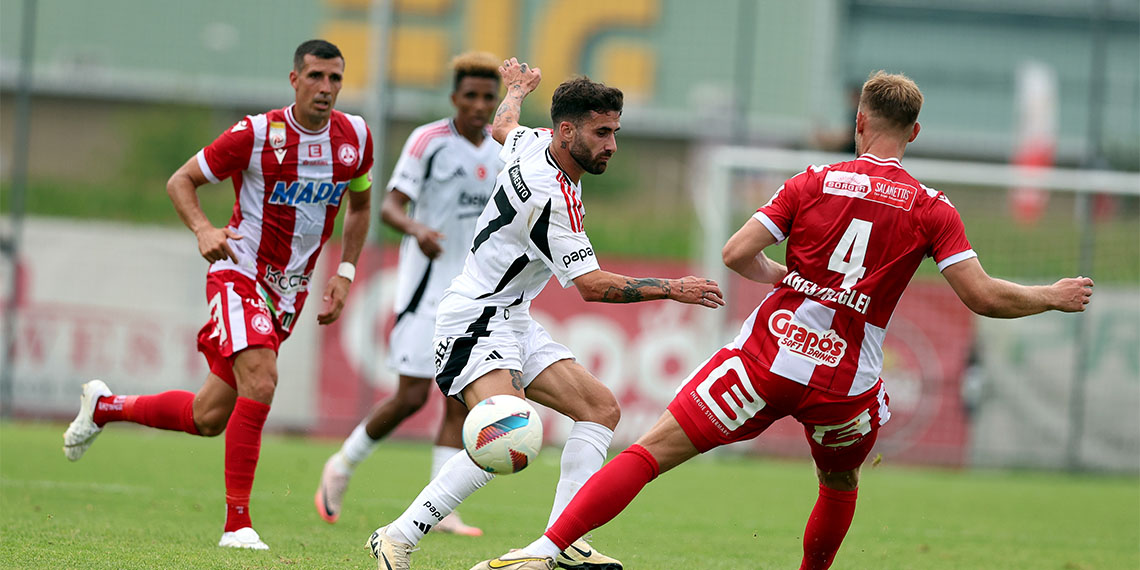Beşiktaş Teknik Direktörü Giovanni van Bronckhorst, “Görmek istediklerimi gördüğüm bir maç oldu. Hareketliliğimiz, hücumdaki hızımız iyiydi. Bu performans önümüzdeki haftalar için bize öz güven veriyor. Oyuncularımızın fiziksel durumunu ilerlettikçe her hafta sezona daha da iyi hazırlanmış olacağız” dedi.