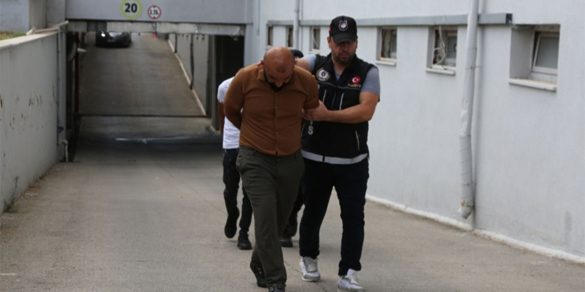 2 şüpheli, akü içerisine gizledikleri 11 kilogram esrarla yakalandı