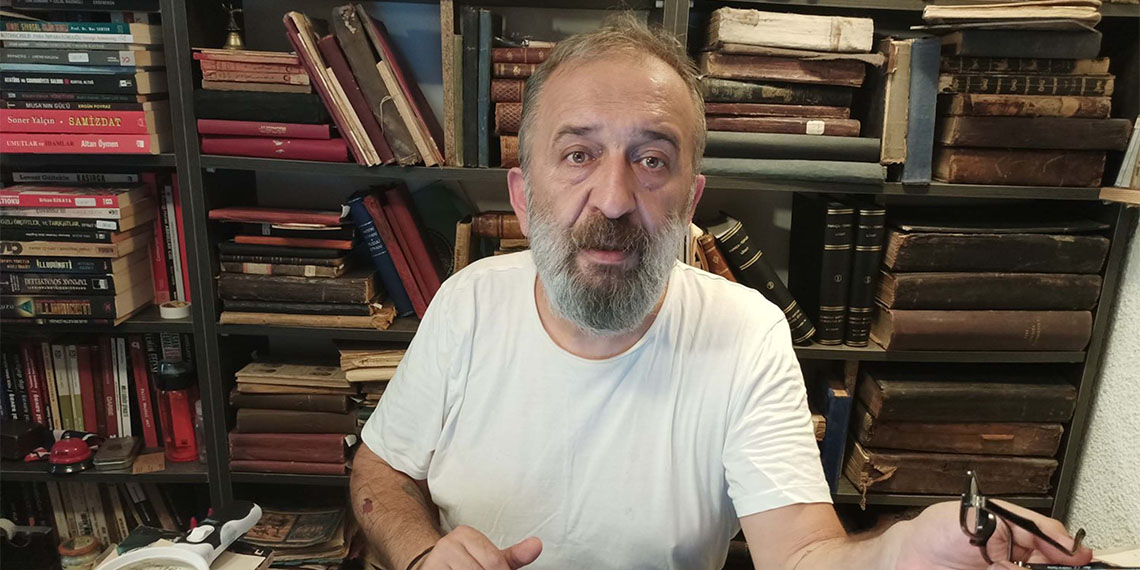 İzmir'de ikinci el kitapları 'Hermes Sahaf' adını verdiği iş yerinde satan 16 yıllık sahaf Ümit Nar (51), dünyaca ünlü Fransız lüks moda markası Hermes'e karşı verdiği isim mücadelesini kazandı.